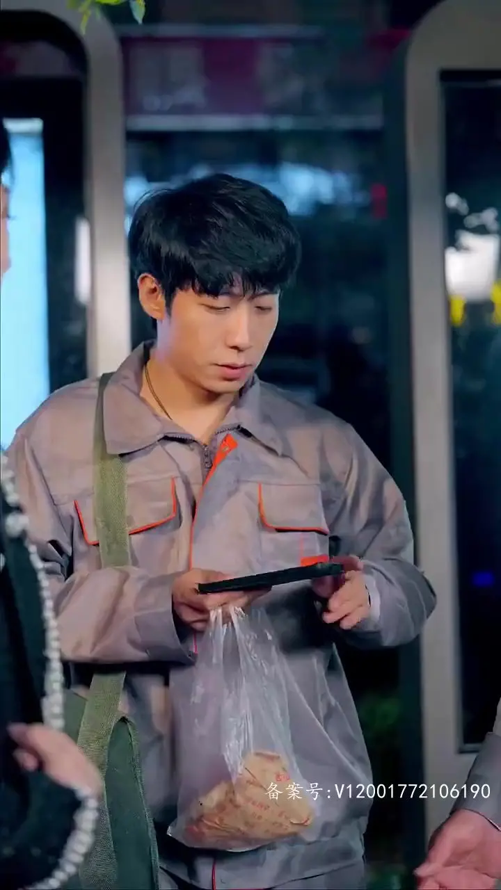 《新版：逆袭打工人》：草根奋斗史的燃情续写，打工人的逆风翻盘指南！